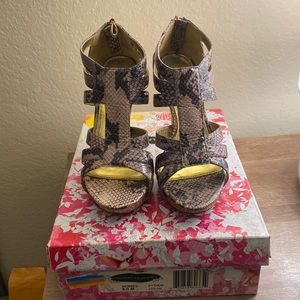 Platform heels in python look with black and cream colors